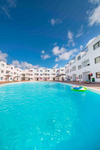 The swimming pool at or close to Apartamentos Lanzarote Paradise Colinas