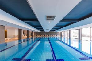 une grande piscine avec un plafond bleu dans l'établissement Hotel Crni Vrh, à Divčibare