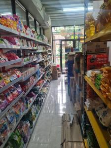 Pasar raya atau kedai lain di hotel atau berdekatan