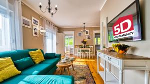 Televisyen dan/atau pusat hiburan di Apartament EVEREST z PRYWATNĄ Sauną - 5D Apartamenty