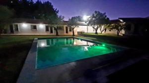 una piscina in un cortile di notte di Villa das Oliveiras a Sintra