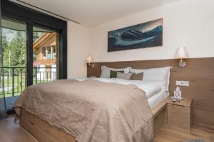 sypialnia z dużym łóżkiem i dużym oknem w obiekcie Apartment in Chalet Pizzo Fiamma w mieście Zermatt