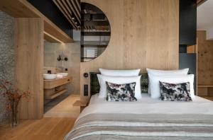 Cama ou camas em um quarto em NEUWIRT - Boutiquehotel & Wirtshaus