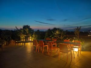 - un ensemble de tables et de chaises sur une terrasse la nuit dans l'établissement Nuova Opera Rooms, à Vérone