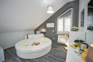 um quarto com uma grande cama branca num quarto em B&B Milleduecento Luxury Room em Salerno