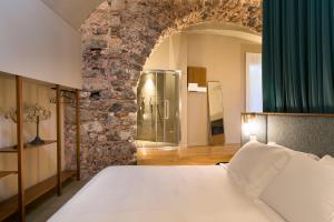 A bed or beds in a room at BASTIÒ PRIVATE SUITES