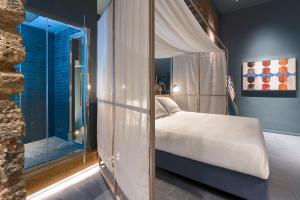 A bed or beds in a room at BASTIÒ PRIVATE SUITES