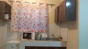 A cozinha ou cozinha compacta de Woodgreek Studio Apartment 4B27