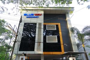 een gebouw met een blauw warplaboratorium bord erop bij BLUEWAY RESIDENCY BUSINESS BOUTIQUE HOTEL in Trivandrum