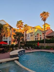 Kolam renang di atau dekat dengan The Dawn on Galveston Beach