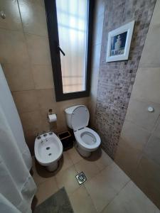 bagno con servizi igienici e lavandino di La Armonie de Chacras a Chacras de Coria