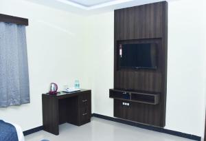 A television and/or entertainment centre at Hotel La Gowri, Coorg