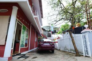 un coche aparcado frente a un edificio en Hillside Hideaway Gudalur, en Gūdalūr