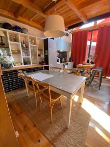 uma cozinha com mesa e cadeiras num quarto em Oporto City Chalé no Porto