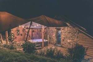 A garden outside Romantic Getaway - Sauna and Jacuzzi - El Clandestino