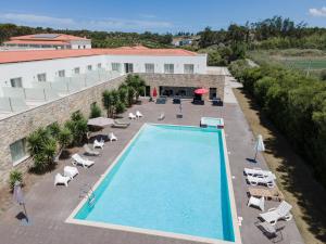 Piscina a Hotel Vila D'Óbidos o a prop