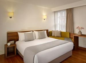 Giường trong phòng chung tại Citadines South Kensington London