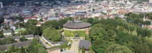 uma vista aérea de um edifício numa cidade em Citadel Gastro Boutique Hotel em Lviv