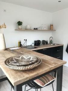 uma cozinha com uma mesa com uma tigela em Studio La Rose em Arnhem