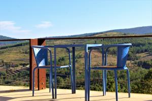 Duas cadeiras e uma mesa numa varanda com vista em Quinta do Barrieiro - Art Selection by Maria Leal da Costa em Marvão