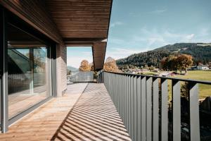 einen Holzbalkon mit Bergblick in der Unterkunft Tanners Chalet Apartments in Altenmarkt im Pongau