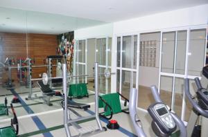 un gimnasio con varios equipos de ejercicio en una habitación en Apto em Cabo Frio com conforto e qualidade., en Cabo Frío