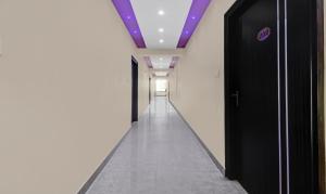 un corridoio con soffitto viola e un corridoio con corridorngthngthngthngthngth di Itsy Hotels Kattari Komforts, Chikmagalur a Chikmagalūr