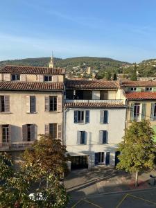 um grupo de edifícios ao lado um do outro em Calme et confort en coeur de ville em Draguignan