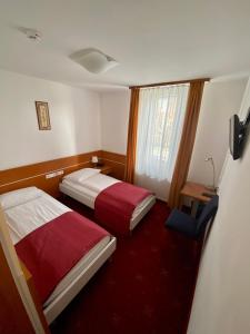 Cette chambre comprend 2 lits et une fenêtre. dans l'établissement Hotel Creina, à Kranj