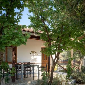 Eleni's Cottage, for Natural Living, By ThinkVilla में एक बालकनी या छत