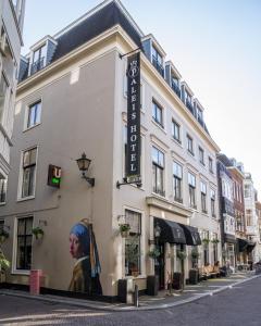 een gebouw met een bord aan de zijkant bij Paleis Hotel in Den Haag