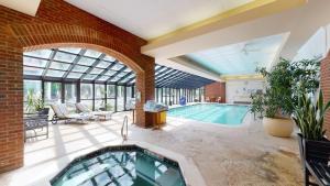 Swimming pool sa o malapit sa The Simsbury Inn