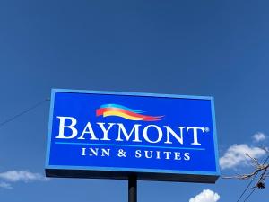 奥德萨Baymont Inn by Wyndham Odessa University Area的包蒙旅馆和套房的标志