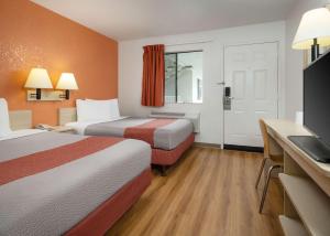 Rúm í herbergi á Motel 6-Buena Park, CA - Knotts Berry Farm - Disneyland