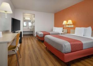 Rúm í herbergi á Motel 6-Buena Park, CA - Knotts Berry Farm - Disneyland