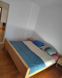 A bed or beds in a room at Apartmani Jela