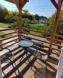 A balcony or terrace at Apartmani Jela