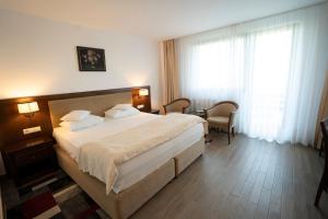 Un pat sau paturi într-o cameră la Hotel Mariko Inn