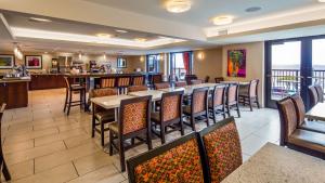 un ristorante con tavoli e sedie e un bar di Best Western View of Lake Powell Hotel a Page