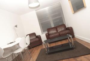 A seating area at Aberdeen Serviced Apartments: Charlotte street