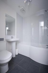 A bathroom at Aberdeen Serviced Apartments: Charlotte street