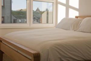 A bed or beds in a room at Aberdeen Serviced Apartments: Charlotte street