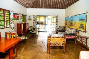 - un salon meublé avec une table dans l'établissement Oasis Diani Beach Villas, à Diani Beach