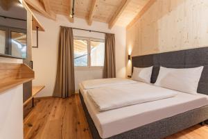 Schlafzimmer mit einem Bett und einem Fenster in der Unterkunft Apartmentresort MyLodge in Schladming