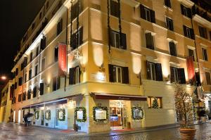 een gebouw met kerstversieringen ernaast bij Hotel Homs in Rome