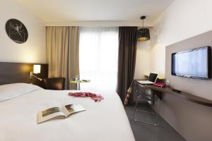 A television and/or entertainment centre at ibis Styles Beaune Centre