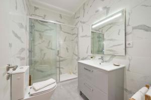 Un baño de Spacious & Light-Filled 4BR Apartment By TimeColer