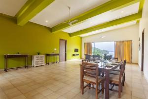 Bild i bildgalleri på StayVista's Shivom Villa 1 - A Serene Escape with Views of the Valley and Lake i Lonavala