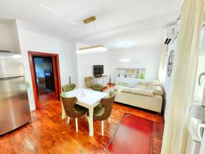 uma sala de estar com uma mesa e um sofá em Luxury apartment Podgorica em Podgorica