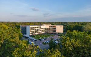 an overhead view of a building with a parking lot at Hunguest Hotel Sóstó in Nyíregyháza